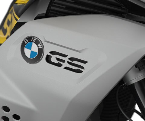 We see the radiator cover with GS logo in detail.