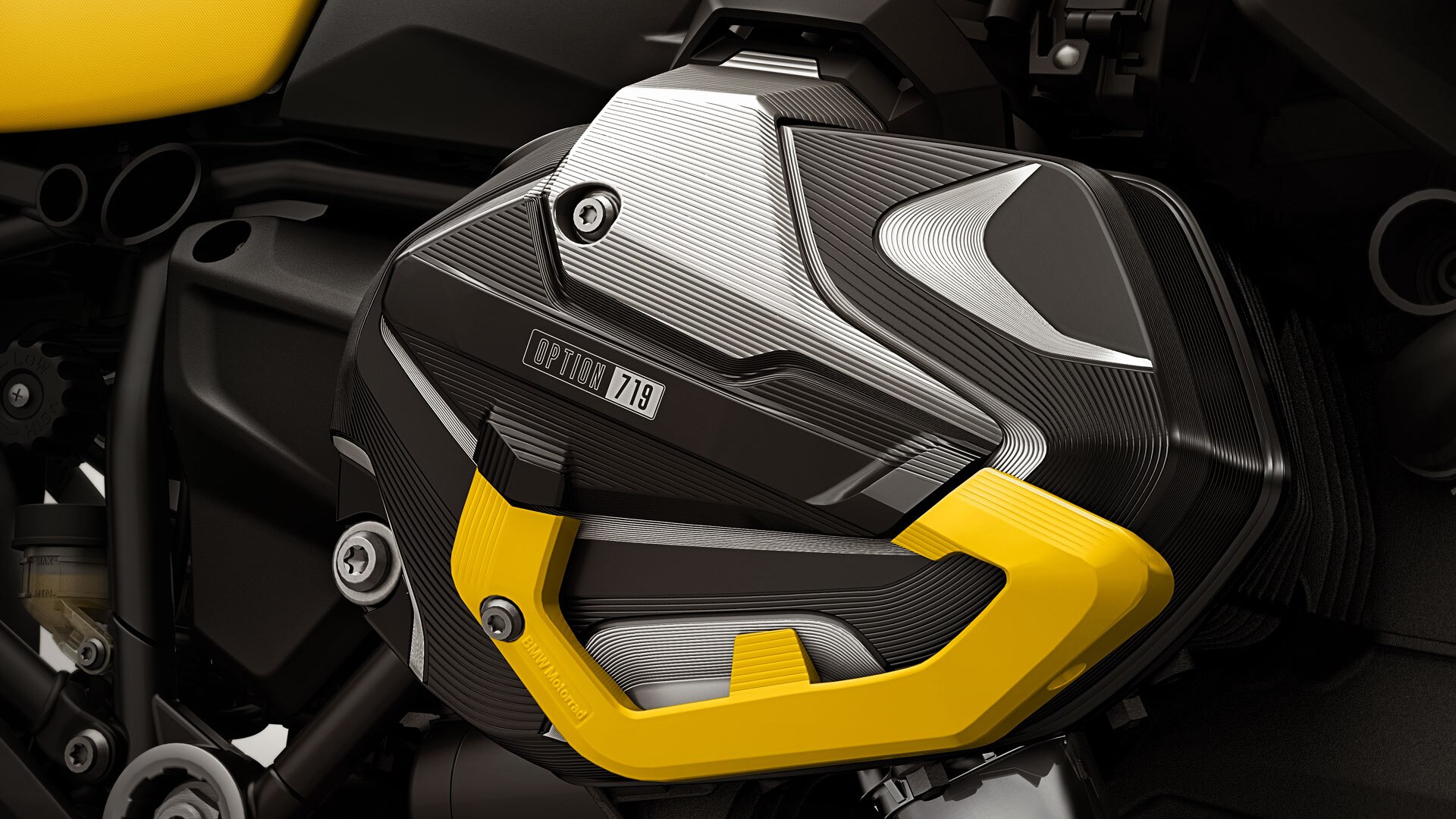 We see the 40 Years GS edition with a black and yellow Option 719 cylinder head cover .