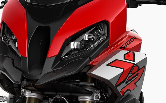 Nous voyons l'avant de la moto avec phares Headlight Pro.