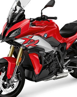 Vue frontale trois-quarts de la S 1000 XR.