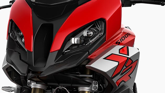 Nous voyons l'avant de la moto avec phares Headlight Pro.