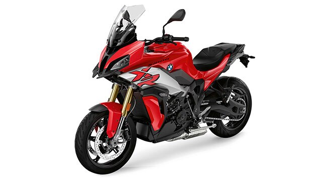Vue frontale trois-quarts de la S 1000 XR.