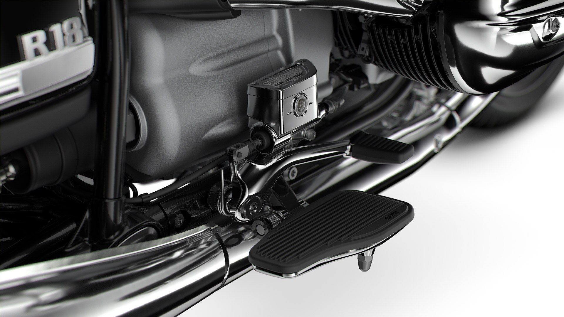 We see the footboards of the R 18.