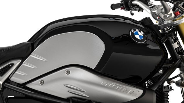 We see the tank with snorkel cover of the R nineT.
