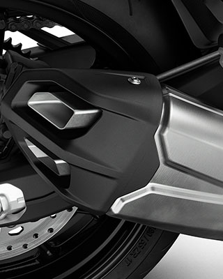 Le système d'échappement court renforce l'aspect dynamique de la F 900 R.