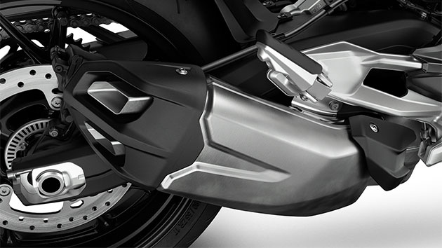 Le système d'échappement court renforce l'aspect dynamique de la F 900 R.
