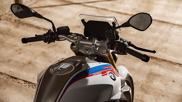 La BMW R 1250 R avec vue détaillée sur le couvre-culasse et le logo ShiftCam