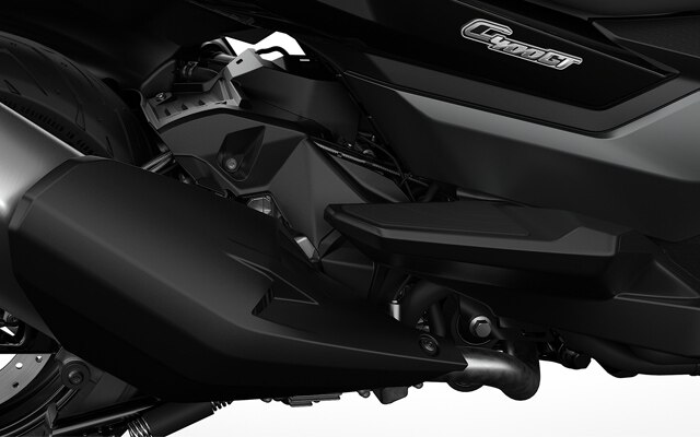 We see the drivetrain and silencer of the C 400 GT.