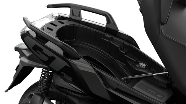 We see the open Flexcase storage compartment of the C 400 GT.