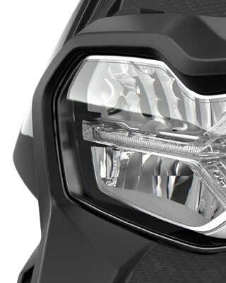 We see the front end of the C 400 X with full LED headlights.